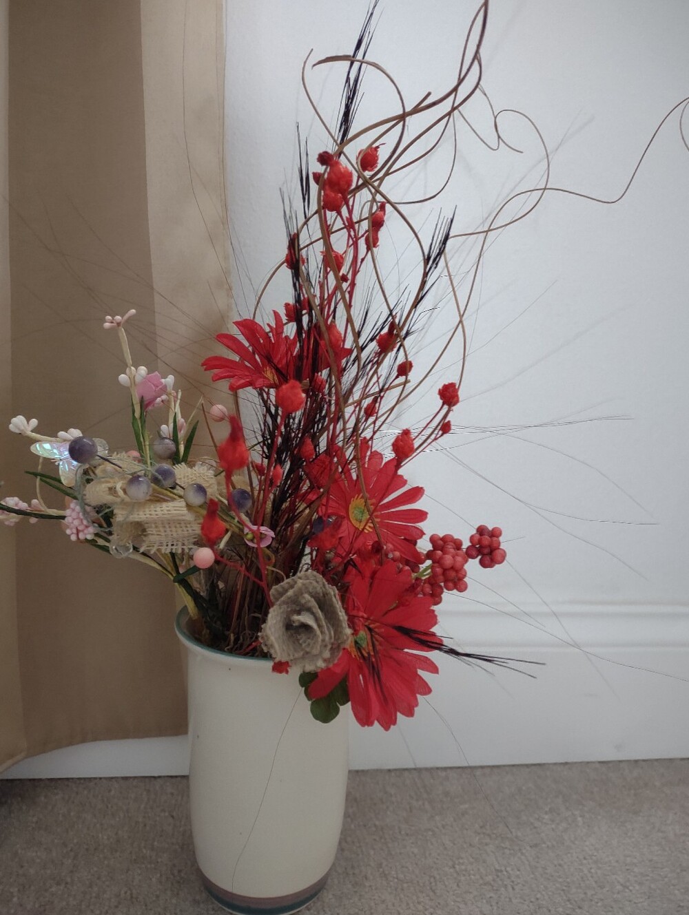 Pfaltzgraff Stoneware Faux Flowers Burlap Red Daisies Arrangement
